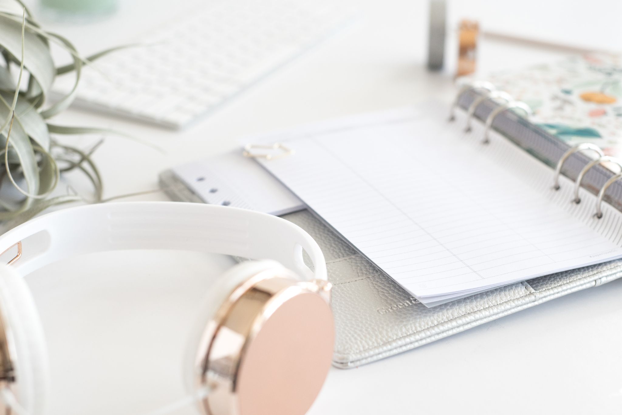 How to organize your desk for maximum productivity - Everyday Splendour